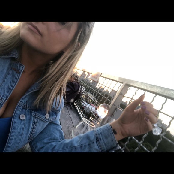 Meet your Posher, Caitlin - Picture 1 of 1